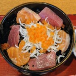 ふぁみーゆ - 令和6年8月 ランチタイム
海鮮丼(ミニサラダ、汁物、漬けもの付) 税込990円