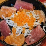 ふぁみーゆ - 令和6年8月 ランチタイム
海鮮丼(ミニサラダ、汁物、漬けもの付) 税込990円