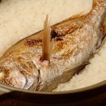 とゝ喝 - 料理写真:上質な鯛の味わいを満喫できる『名物　鯛めし（二合）』