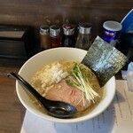 麺や まる喜 - 冷やし淡麗煮干し塩そば　味玉のせ