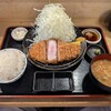 嬉嬉豚 とんかつ 「君に、揚げる。」(極) - ロースとんかつ定食1580円(キャベツ大盛り)