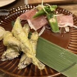 けご鉄板 タナてつ - 本日のお通し　ししゃもの磯辺揚げ、生ハムとオクラのマリネ