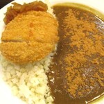 カレーハウス CoCo壱番屋 - 福神漬けを乗せ、とび辛スパイスたっぷり振って準備OK