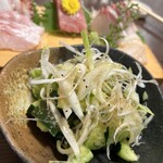 旬鮮酒場いらっしゃい！ - 塩だれきゅうり。前菜おつまみは400円くらいであるのがありがたい。これ結構量入ってます！