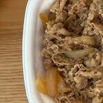 Sukiya Fukuoka Shimen Ten - 牛丼弁当の大盛630円　左