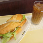 Doutor Coffee Shop Meidaimae Ten - ミラノサンド・ローストチキンとサワークリームソース、アイスカフェラテ