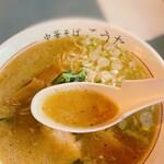 Chuka Soba Kouta - スープを一口。 豚骨醤油ベースに魚介の風味が加わり、深い旨味が感じられる。 スープの色は濃い小麦色で、見た目からして食欲をそそる。 豚骨のコクと魚介の風味が絶妙に調和しており、あっさりとしつつも満足感のある味わいだ。