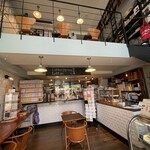 レタープレス レターズ カンティーン - 店内の様子、1階でオーダー先払いし客席へ。