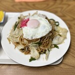 Tagosaku Shokudo - 目玉焼きの乗った焼きそば。よくスーパーにある焼きそばでした。