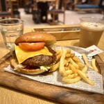 Cafe & Beer Restaurant Miya Hanedakukoten - MIYAバーガー。ボリュームもあり、なかなか美味しいです！