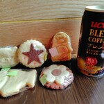 ベスタ - クジで貰ったクッキーと缶コーヒー