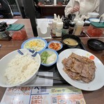 松屋 - ◾️カルビ焼肉ダブル定食¥1.330→¥1.130
◾️キムチ¥100
　※キャッシュレス決済可能