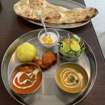 Indian Diyo - Dセット(カレー2種、ナン、サラダ、チキンティッカ、ターメリックライス、ヨーグルト、ドリンク) ¥1050