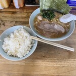 ラーメン壱六家 大和店 - 醤油ラーメンと普通のライス