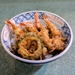 267504907 - 海老天丼 ... 小ぶりの海老天4本とゴーヤの天麩羅1つ... ふっくらホクホク ... 天汁も無茶苦茶旨い ... バランスもいい、食べやすい