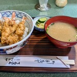 267504916 - 海老天丼 ... お味噌汁とお新香が付いています ... ご飯もお味噌汁もお新香も美味しい本物