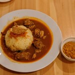 Rasa Bojun Wakayama - 令和6年10月 ランチタイム(11:00〜15:00)
                      日替わりランチ 税込700円
                      チキンカレー、豆カレー、サラダ、デザート、アイスチャイ