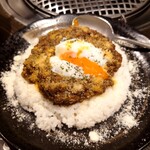 焼肉マルゴ - 神田キーマカレー：1,200円、温卵：100円