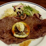 Steak Yoshoku Esaki - ステーキにはバターとレモンが添えられ 付け合わせサラダ、お肉はレアで柔らかくとっても美味しかったです。