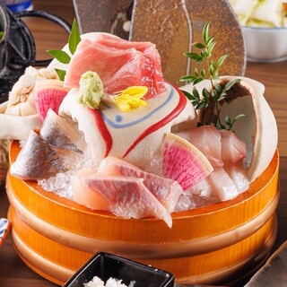 本マグロが入った豪華刺身盛り合わせ