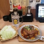 串わんさか酒場 - 四川ヨダレ鶏モモ焼き　¥759　銀のお皿ごと焼いていますヤケド注意