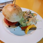 キックバック カフェ - アンドレチキンバーガー。…美味しそうに撮れない。すまん。サラダのドレッシングもちょうどよき～。美味しかったー！