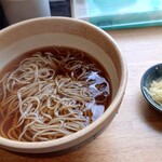 手打ちそば 主水 - 温かけそば(ひきぐるみ)550円と天かす＆わざひ