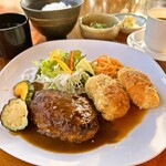 Tyrol no Mura - 「デミグラスソースハンバーグ＆クリームコロッケ」コンボメニュー。平日・土曜日限定の期間限定