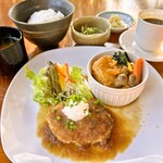 Tyrol no Mura - 「和風大根おろしハンバーグ＆チキンのトマト煮」コンボメニュー。平日・土曜日限定の期間限定