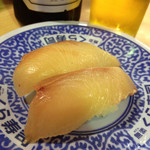 Muten Kura Zushi Kyoto Hisayo Ten - ハマチ。なんだこの色。しかも薄切り。他店に完敗なハマチ。