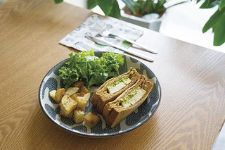 C&C BREAKFAST - 島豆腐とアボカドのサンドイッチ