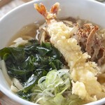 自家製うどん パフェ喫茶 くぅぅ - 料理写真:大海老１本天うどん（温、830円）。