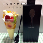 Gramercy New York Kashiwa Takashimaya Ten - フルーツ   フィールド♪
      パフェ専用箱に入れてくれます♪