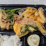 Little People - メインの白身魚のバター焼き野菜あんかけにペンネパスタのトマトソース、ネギ入り卵焼きなど。