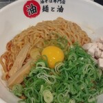 Abura-soba Senmon Ten Men to Abura - 赤味噌油そば　特盛に、生卵＆ネギをとっぴ♪