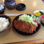 Kanehide - とんかつ定食800円
                        ロースカツ定食1300円との500円差がわからない(^^;;