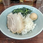 Yokohama Iekei Ramen Konshinya Numazu Ten - ライスに海苔を除く具材を移行。