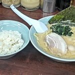 Yokohama Iekei Ramen Konshinya Numazu Ten - 醤油ラーメンとサービスライス(中)(魂心の日価格550円)。