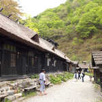 Tsuru no Yu Onsen - 左が本陣、右が二号・三号館。本陣は国の登録有形文化財でもあり、黒一色の外壁が美しい