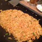 Monja Ya Hanzu Mae Ten - 熱々の鉄板でキムチチャーハン