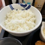 松屋 - ご飯特盛です。牛丼用の丼ぶり？なのかなぁ？