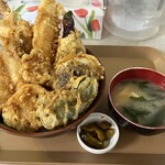 Tempura Toyono - ■海鮮天丼￥1,000…海老やイカ、キス、野菜などがたっぷり盛られており、食べ応えあり。