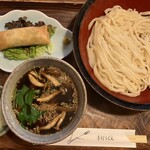 むぎきり - 料理写真:つけめんと具だくさん春巻きで1,100円