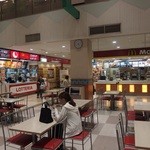 Lotteria Honami Ion Efushi Ten - フードコートの一角にあり、なんと向かいに別のバーガーチェーンもあります