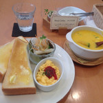 cafe FINO - ［今日のオススメランチ］を注文しました。
                        カボチャのスープがメインで、トースト、サラダ、スクランブルエッグが付いていました。
                        確か金額は、1000円ぐらい。