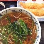 Niijima Koga Ten - あたたかい【天ぷらそば】。見た目にも透明感のある麺つゆは、味わいもすっきりと上品で、ほんとどれだけでも食べれそうな気分になってきます。ほうれん草いりです。