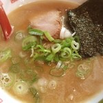 Kadoya - え(´･_･`)
                        これウマっ！！
                        ホルモン屋さんのラーメン…ウマ！！！
                        ちょっとこってり系？
                        やけどくどくもなく…
                        焼肉食った後にペロリんちょ(｡-_-｡)
                        僕これ好きかもー♪(´ε｀ )♡
                        麺ゎ極細ストレート！