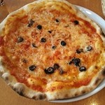 Pasta to Pizza Nagasaki Yumesaito Ten - アンチョビとブラックオリーブのガーリックピザ 1,280円