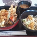 Hikoshichi - 天丼（丼物を頼むと、お蕎麦が付いてきます）