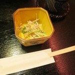 Sapporo Kaniya Nagoya Ten - お通しは蟹が少し入ったサラダ。